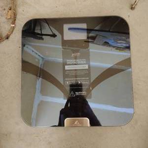 lot 120 image: Bathroom Scale