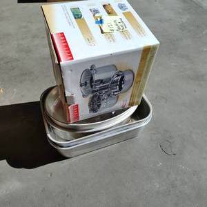 lot 121 image: Roasting Pans and Multicooker