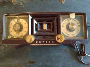 lot 146 image: Vintage Zenith Radio