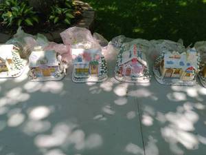 lot 320 image: Collection of 6 Precious Moments Heritage Village