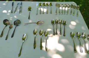 lot 323 image: Collection of Silverware