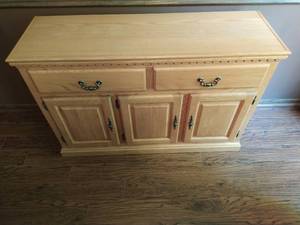 lot 19 image: Sideboard Buffet
