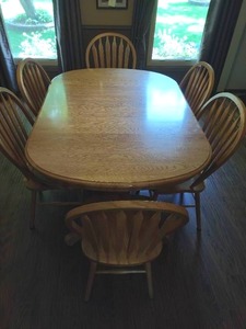 lot 22 image: Dining Set