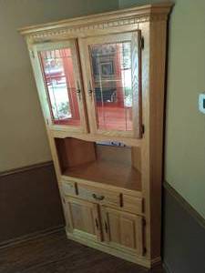 lot 23 image: Lighted Corner China Cabinet