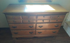 lot 24 image: Six Drawer Dresser