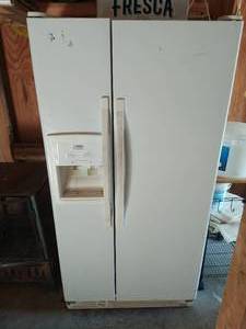lot 36 image: Side by Side RefrigeratorFreezer with Water and Ice Dispenser