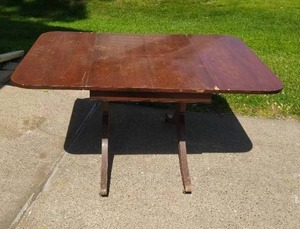lot 40 image: Duncan Phyfe Style Drop Leaf Dining Table
