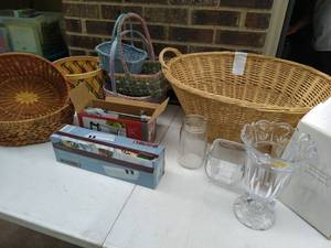 lot 160 image: Collection of baskets