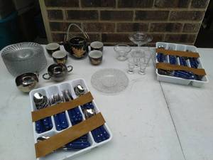 lot 169 image: Collection of glass, serving and dcor items