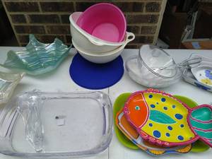 lot 173 image: Collection of party serving items