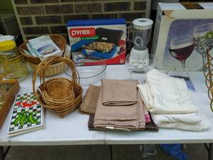 lot 176 image: Collection of Kitchen related items
