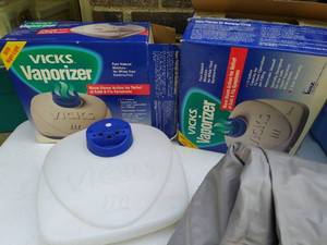 lot 185 image: 2 Vicks Vaporizers and 2 Inflatable Mattresses