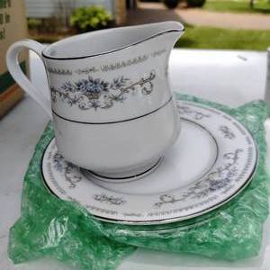 lot 135 image: Diane Japanese Fine Porcelain China Set