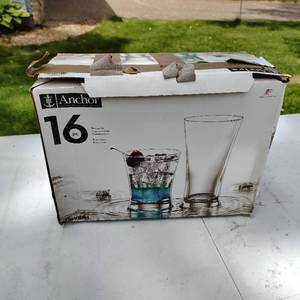 lot 136 image: Anchor Hocking 16 Piece Beverage Set