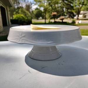 lot 233 image: Southern Living Gallery Upside down Cake Stand