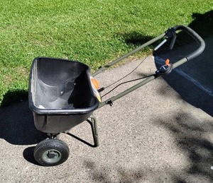 lot 238 image: Scotts Pro Edgeguard Broadcast Spreader
