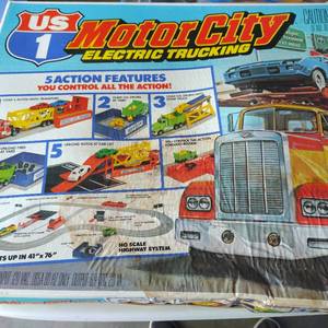 lot 276 image: Tyco Electric Truck Set