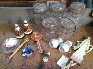 lot 5 image: 2 collectible sets of salt and pepp...