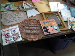 lot 7 image: Miscellaneous religious dcor as w...