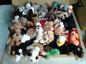 lot 21 image: Box of collectible beanie babies...