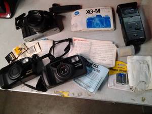 lot 23 image: Collection of vintage cameras and a...