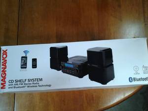 lot 81 image: Magnifox cd shelf system with AM FM...