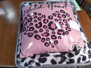 lot 123 image: Bella home Queen size 8 piece compl...