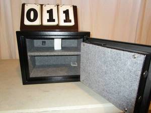lot 11 image: Gettysburg Personal Fire Safe - Model 44710G