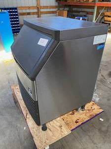 lot 168 image: Manitowoc Commerical Ice Maker and Ice Bagger - Like New