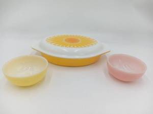 Rare Pyrex Summer Sun Flower 1 12 Quart Divided Dish with Lid & 2 Rare Vintage Small FireKing Bowls