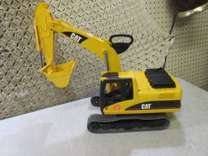 lot 26 image: (FS) Cat Heavy Equipment Toy Plasti...