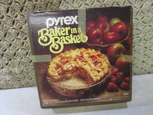 lot 67 image: (F-1) Pyrex Baker in a Basket Pie P...