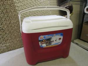 lot 83 image: (A-3) Igloo Island Breeze 28 Qt Coo...