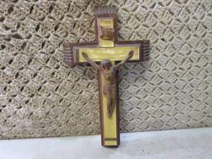 lot 91 image: (RMDR) Vintage Wood Cross with Hidd...