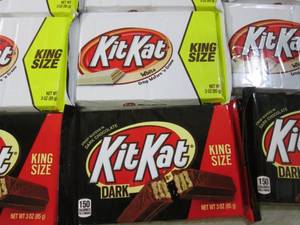lot 135 image: (B-3) 12 King Size Kit Kat Candy Ba...