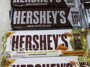 lot 137 image: (B-3) 12 King Size Hersheys Candy B...