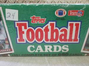 lot 182 image: (C-4) 1991 Topps Football Cards Com...