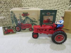 lot 233 image: (CS) Ertl Die Cast Farmall H Tracto...