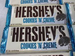 lot 285 image: (B-1) 12 Hersheys Cookies N Creme C...