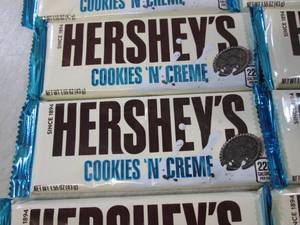 lot 286 image: (B-1) 12 Hersheys Cookies N Creme C...