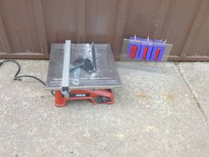 Skil home tile saw. Used condition. Tested & works. As shown.