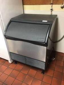 lot 6 image: Scotsman Commercial Ice Maker 39 x 30 x 30 Fully Functional, Like New