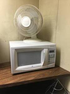 lot 26 image: Microwave & Fan Lot
