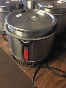 lot 94 image: Vollrath Cayenne 11 Quart Round Heat N Serve Food Warmer-Fully Functional