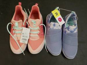 Girls Size 5 Tennis Shoes...