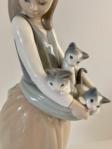 Lladro Figurine Girl w Adorable Kittens