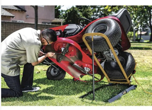 lot 22 image: 600 lbs. Capacity Side Lift Hydraulic Lawn Mower Jack