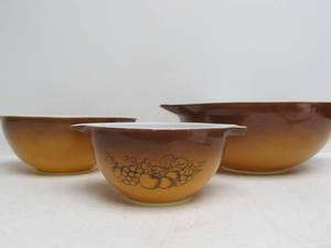 lot 12 image: Set of 3 Vintage Orchard Harvest Pyrex Bowls
