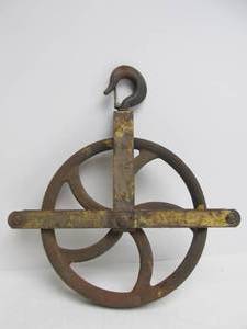 lot 18 image: Larger Antique Industrial Cast Iron Pulley