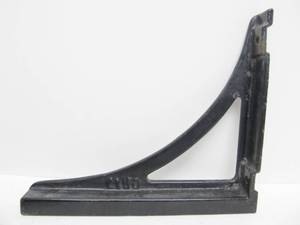lot 26 image: Group of Vintage & Antique Cast Iron etc Small Corner Brackets